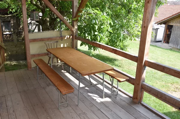 Gartenmöbel beim Grill 